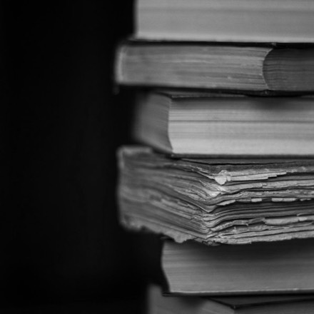 Pilha de livros e materiais acumulados