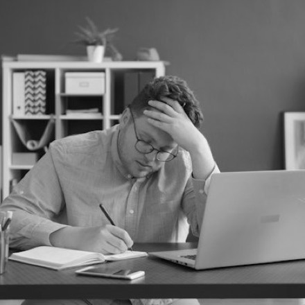 Estudante com dificuldade para fixar o conteúdo